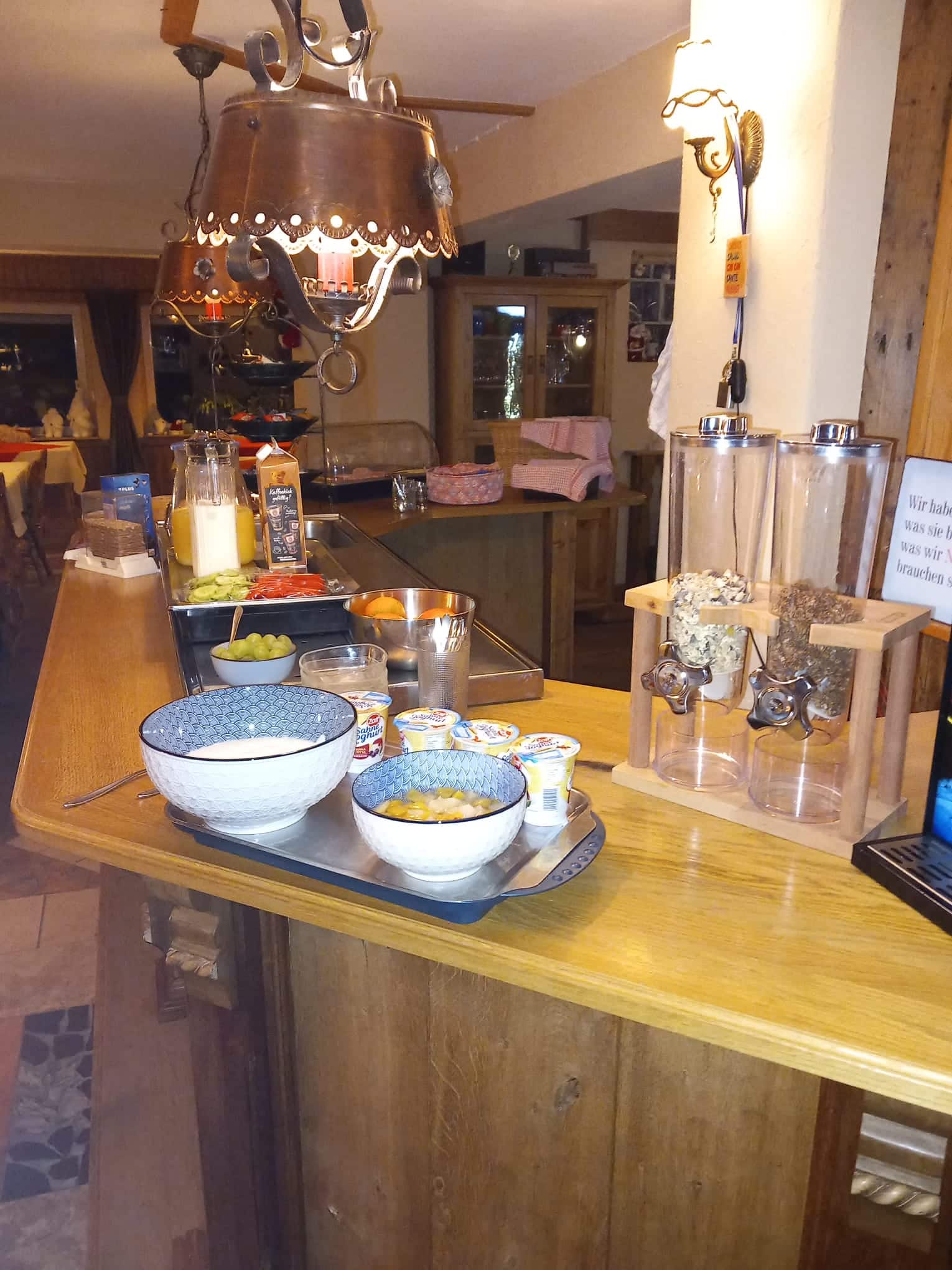 Frühstück mit Brötchen und Belag in der Pension Haus am Hirschsprung